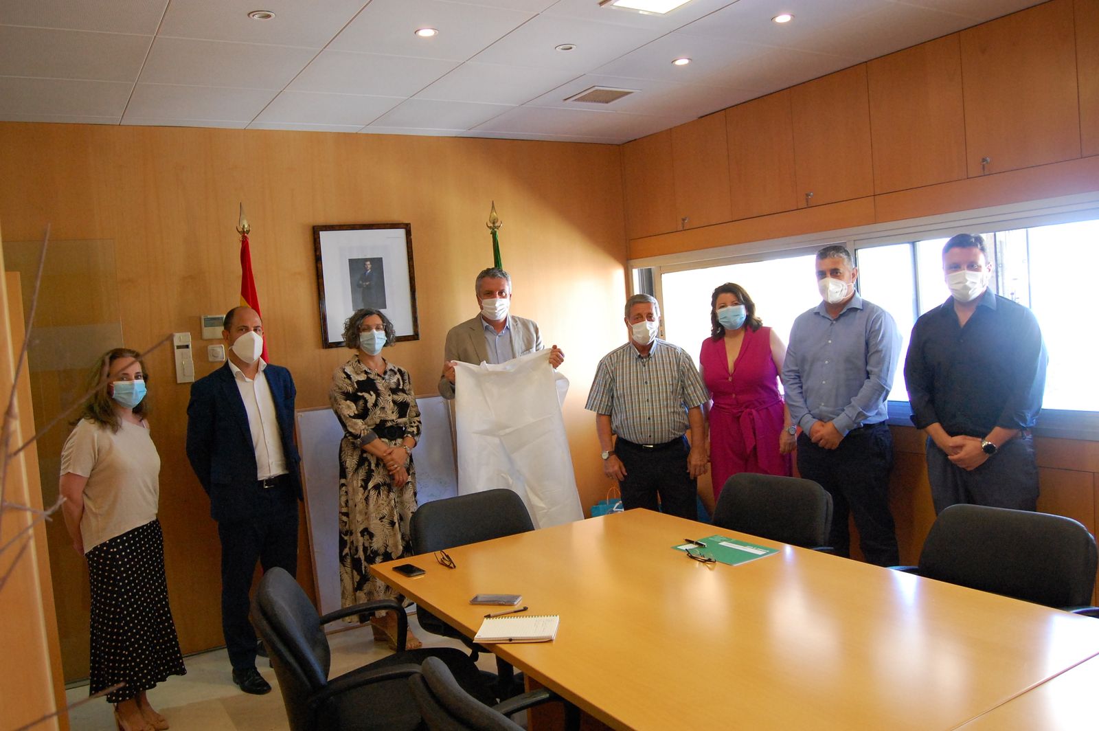 Reunión conjunta celebrada en la Delegación de Salud con representantes de los voluntarios y de Cajamar.