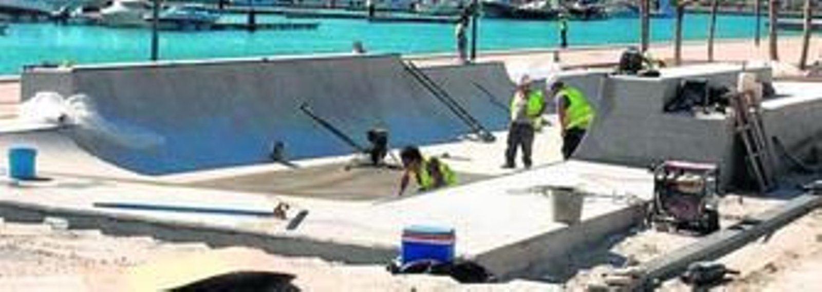 Obreros ultimando detalles de la nueva pista para de skate de La Línea.