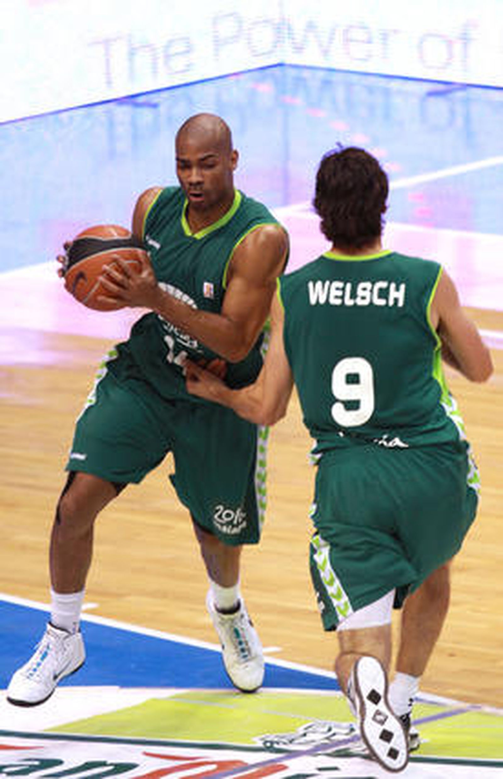 Los malagueños firman un 12-5 en la segunda vuelta y tras ganar al equipo vitoriano (70-62) consiguen el deseado quinto puesto


Foto: Migue fernandez