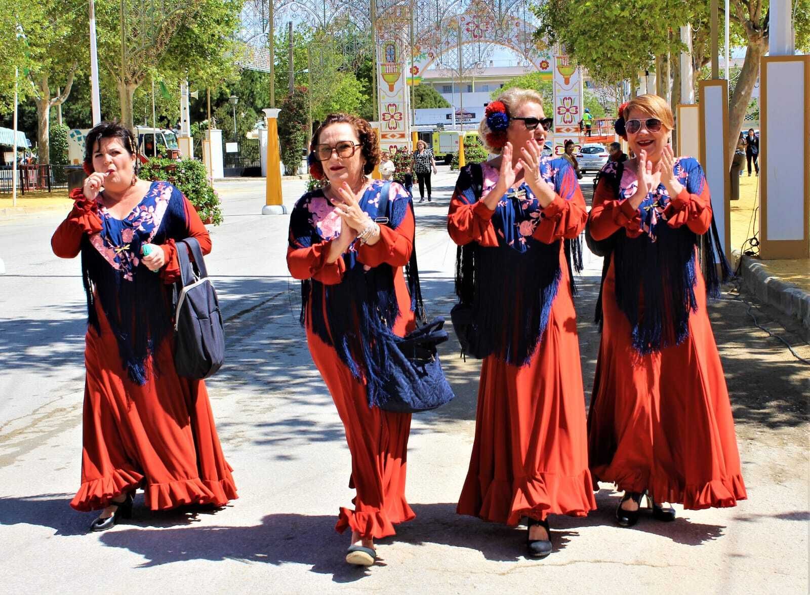 Mujeres vestidas de flamenca en la Feria de la Primavera de Rota.