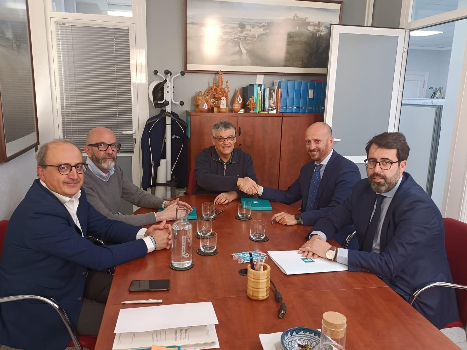 Las partes, satisfechas con el acuerdo.