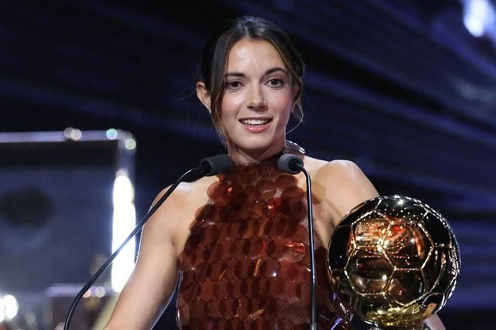 Aitana Bonmatí se dirige a los asistentes a la gala tras recoger su tercer Balón de Oro.