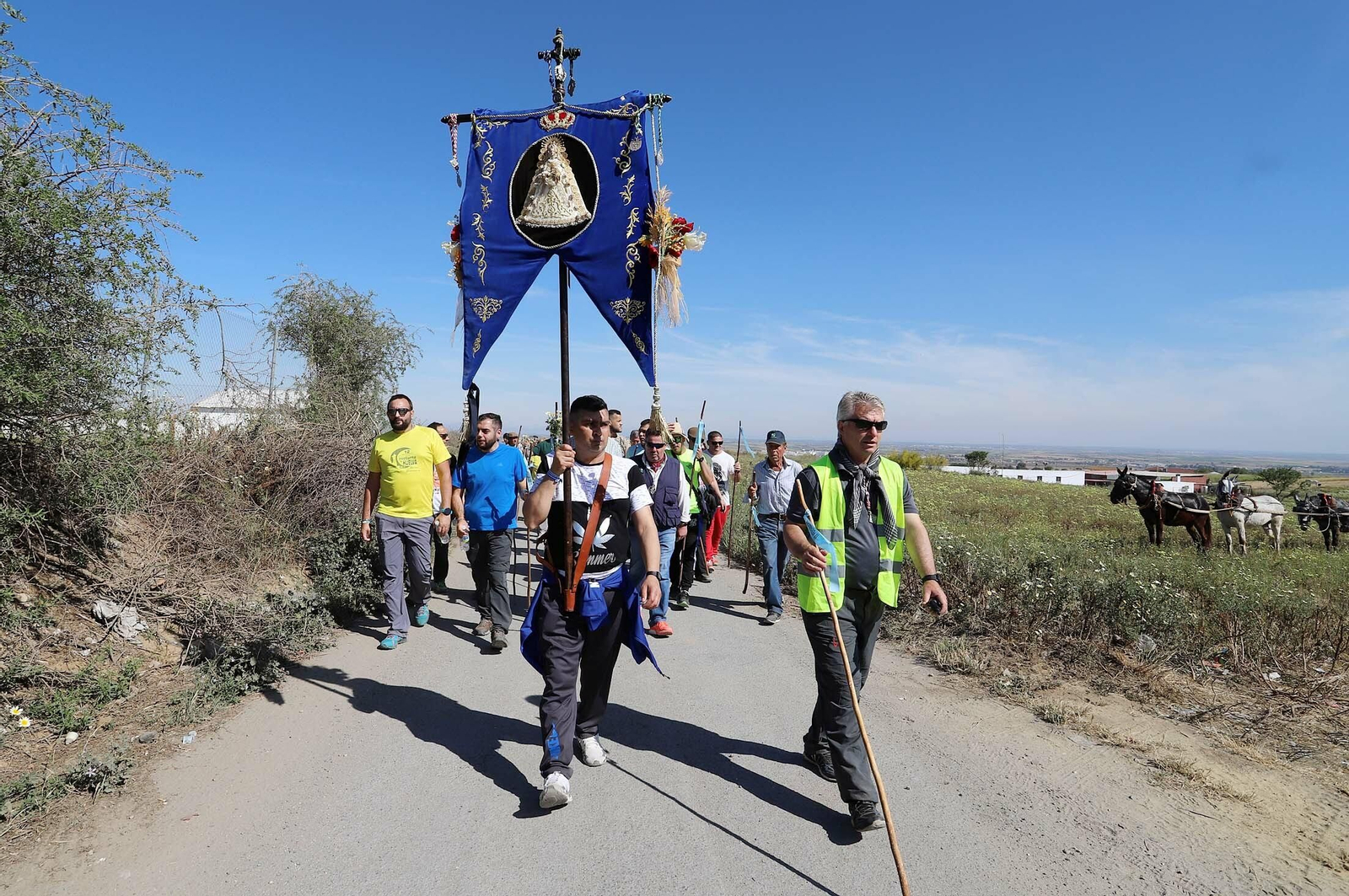 Imágenes de los presos de la cárcel de Huelva en su camino hacia El Rocío