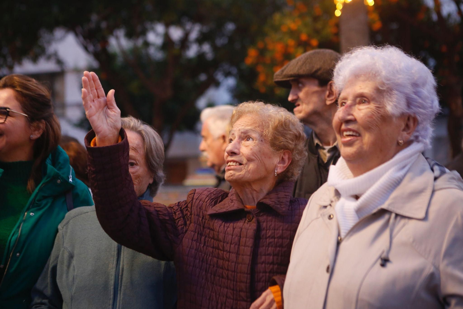 Dos mujeres participantes del paseo de la ilusión en Algeciras.