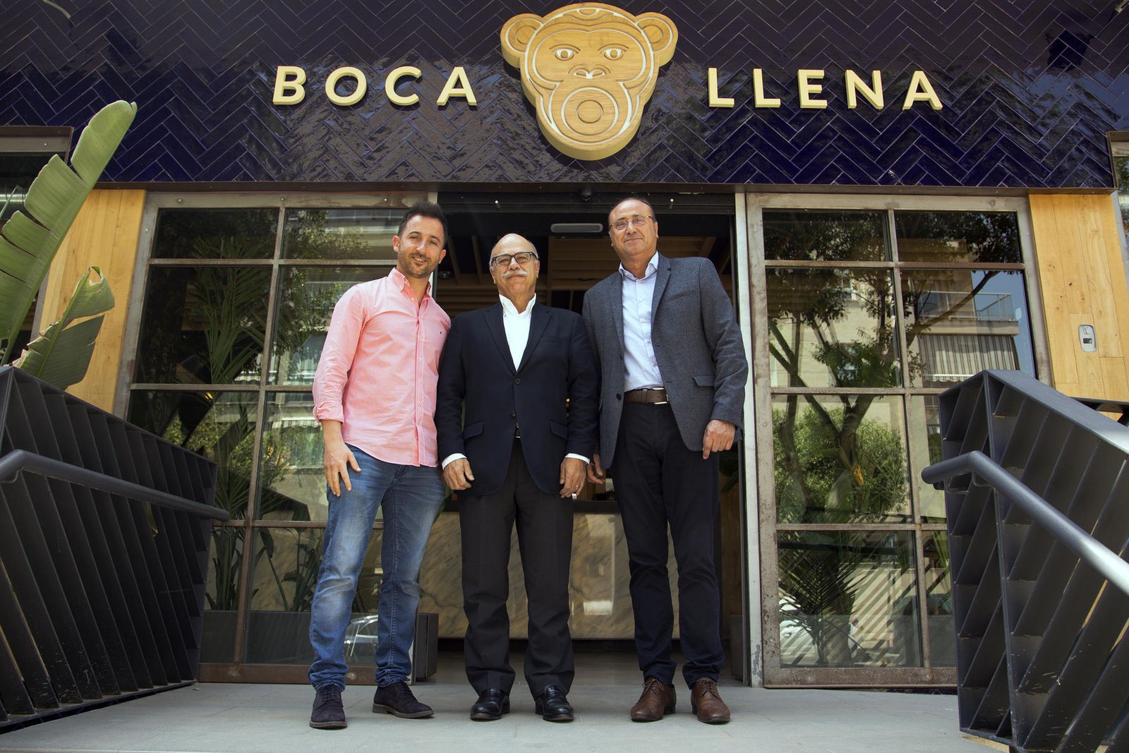 En el restaurante Boca Llena,  junto a Fali Sánchez, propietario  del establecimiento.