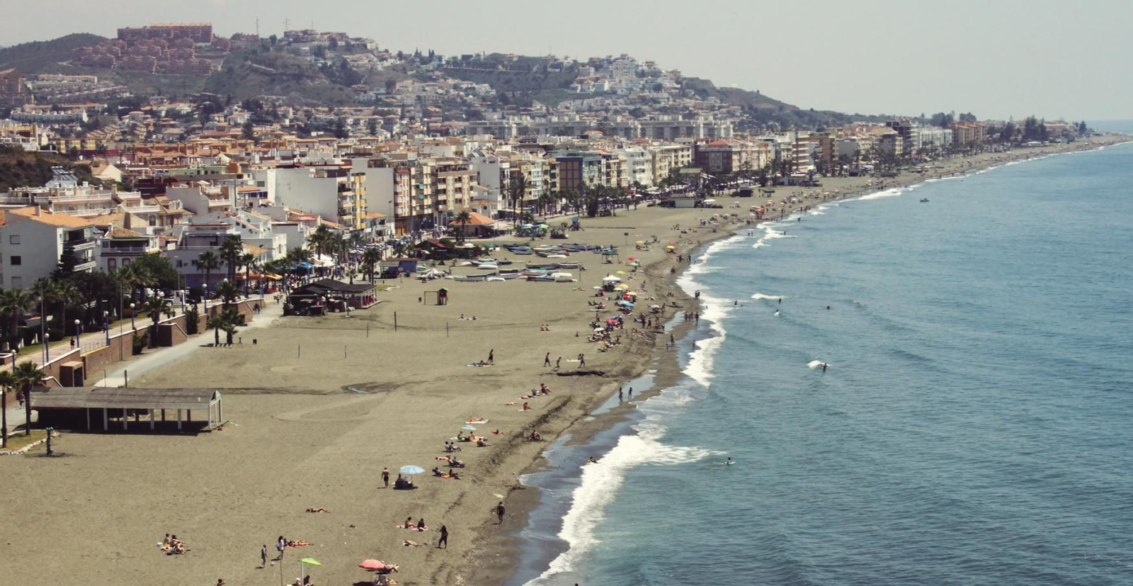 Viviendas en primera línea de playa de Rincón de la Victoria.