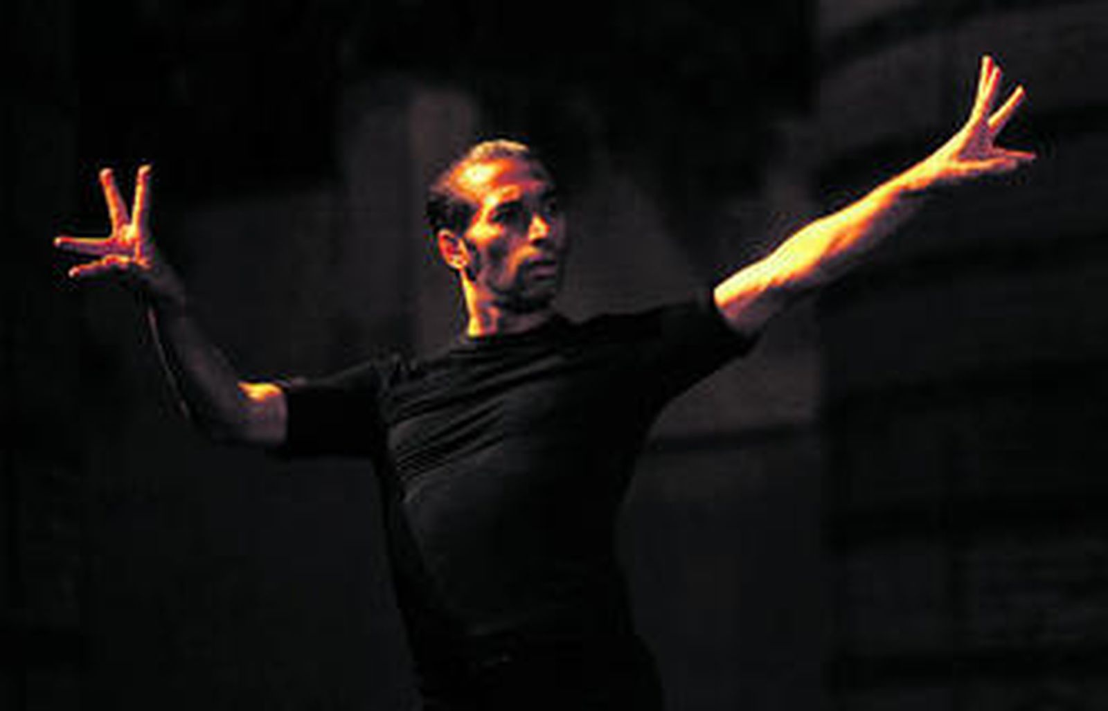 El intérprete, entre las chimeneas del Centro Andaluz de Arte Contemporáneo.