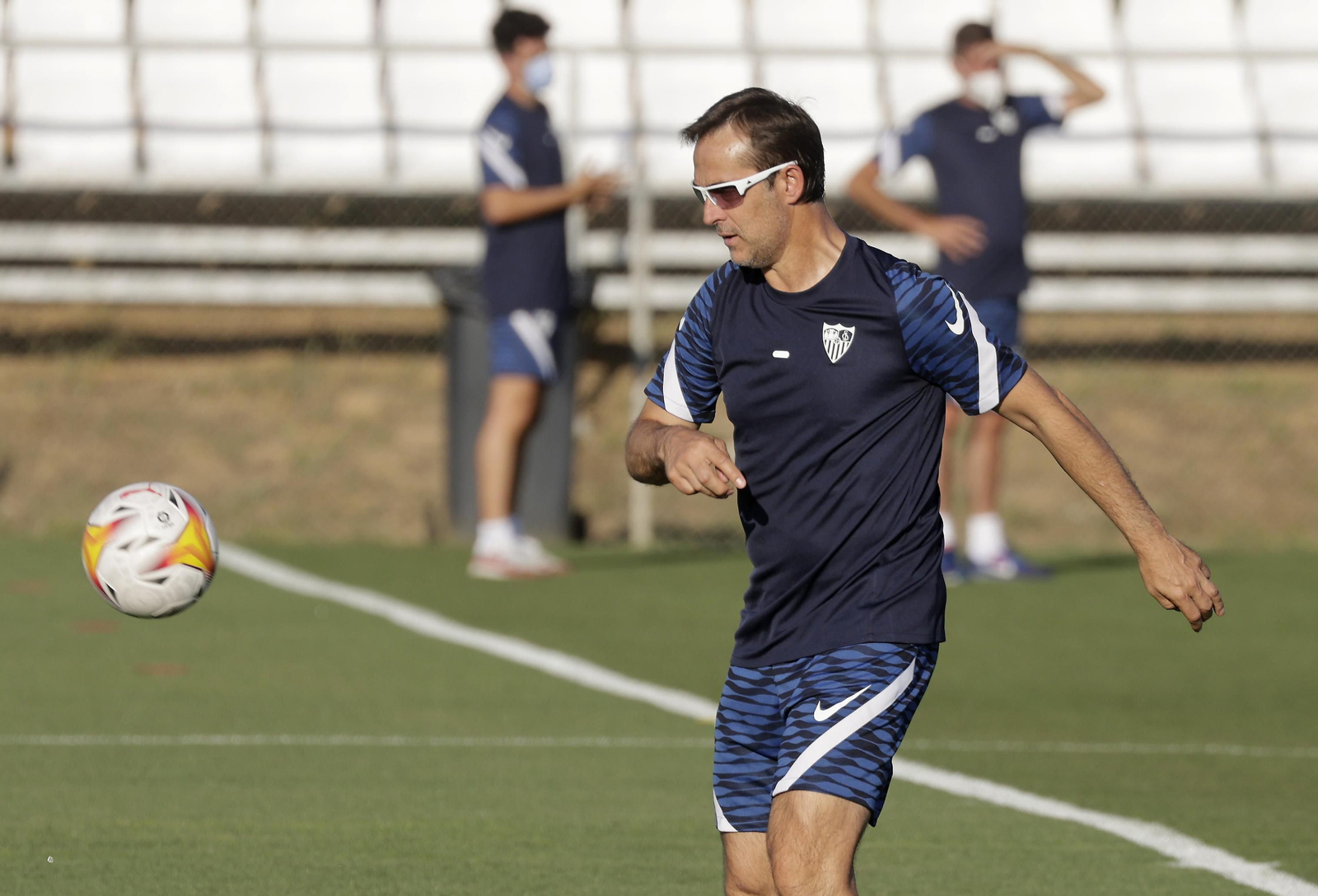 Lopetegui golpea el balón en un entrenamiento.