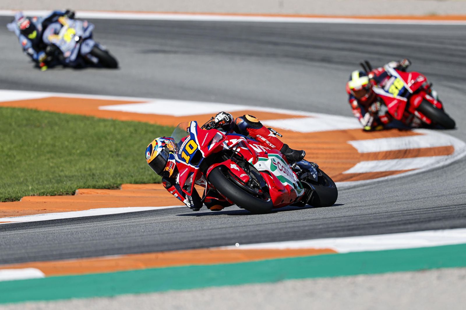 El piloto italiano Luca Marini rodando con su moto del equipo Honda LCR de Moto GP del Circuito Ricardo Tormo.