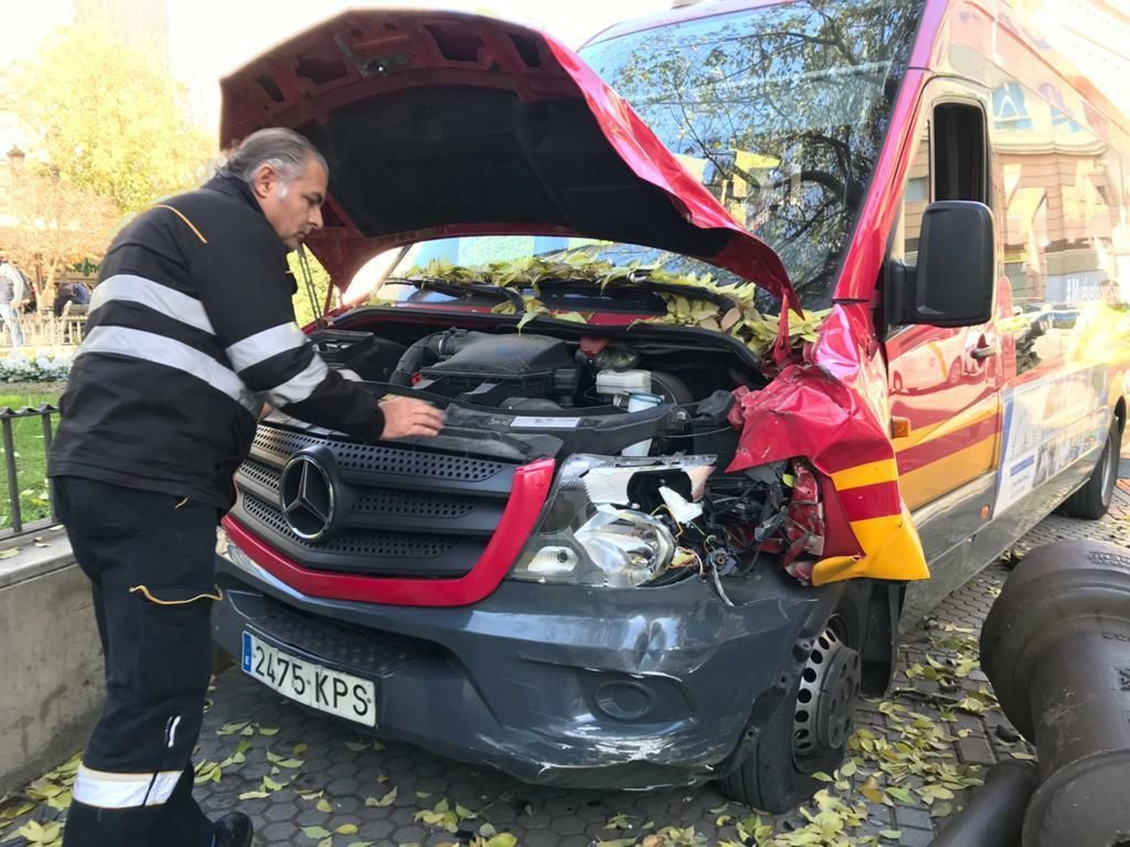 Fotos del accidente del autobús de Tussam en la Plaza del Duque
