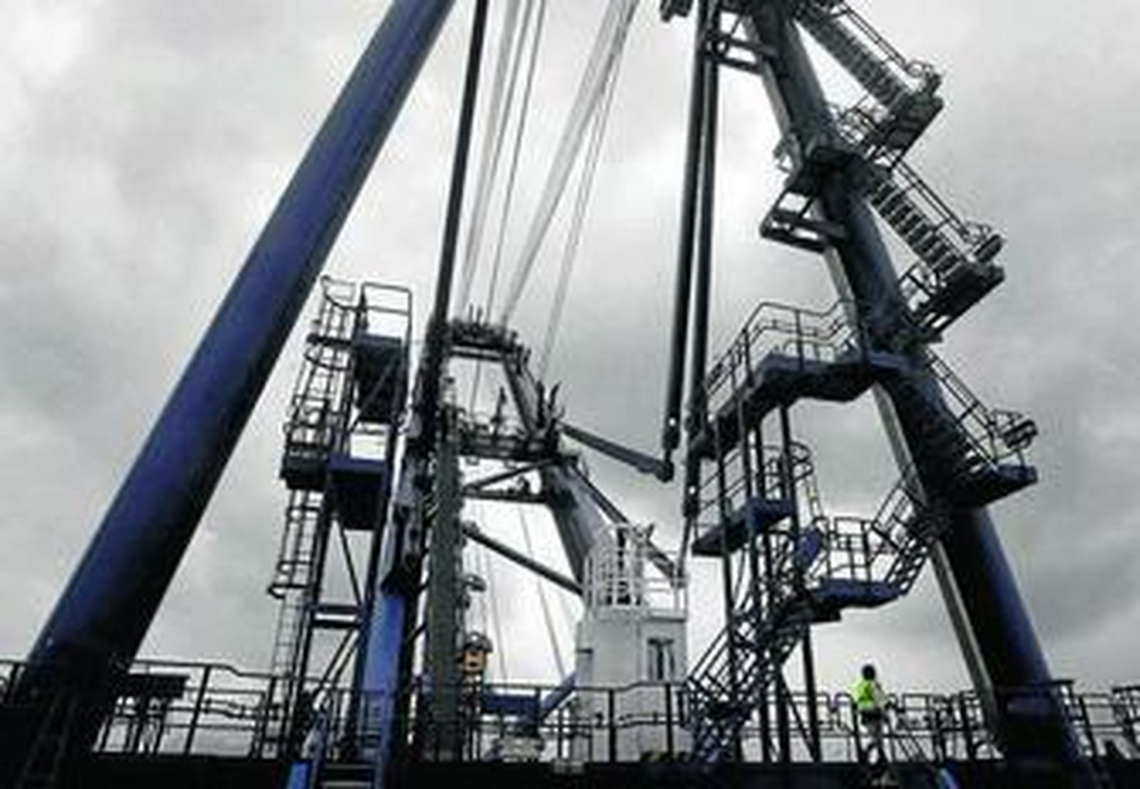 El entramado de escaleras de una de las grúas de TTI Algeciras, en una imagen de archivo.