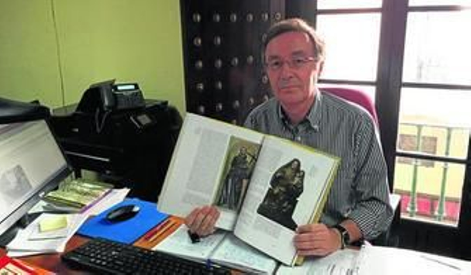 El profesor Herrera muestra la publicación en la que se recoge la investigación que ha llevado a cabo.