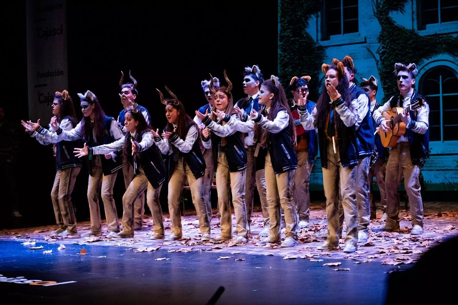 Representando la selva salvaje en la que se puede convertir un instituto para un niño que sufra bullyg también llegó ‘La selva’, la comparsa que el año pasado fue primer premio