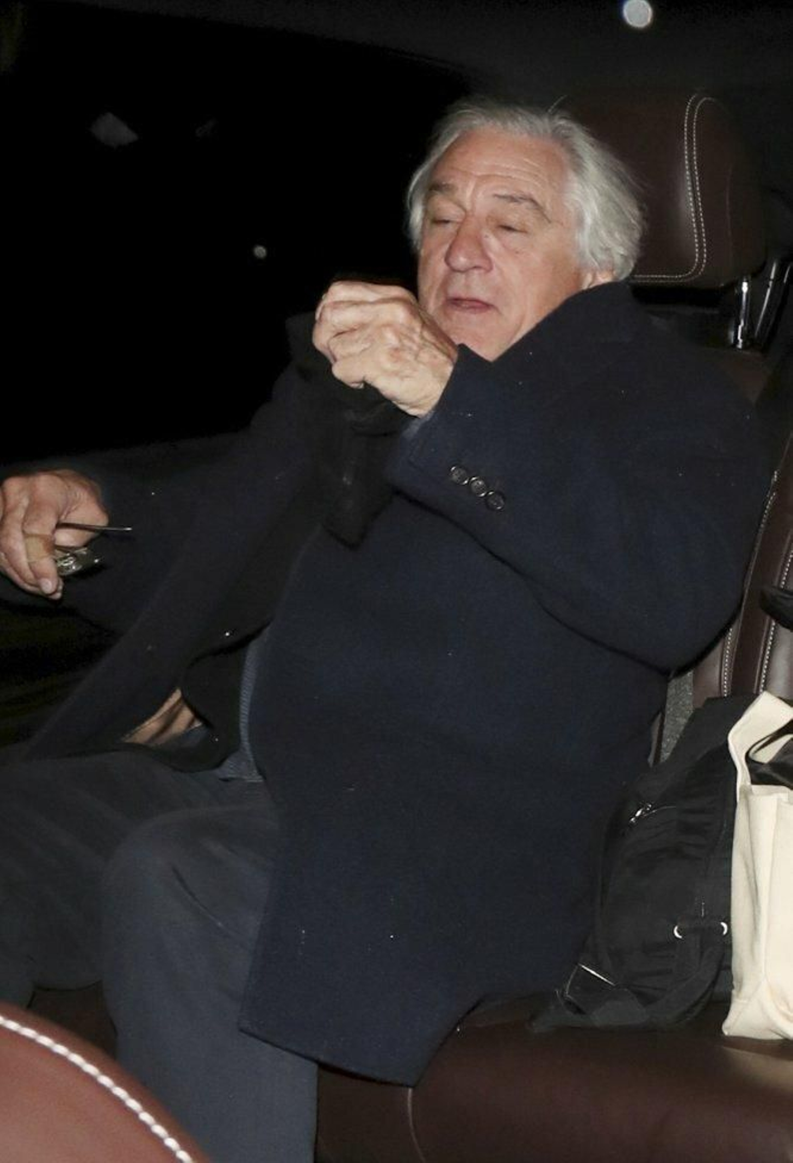 Robert de Niro, bajándose del taxi en el que llegó a la fiesta.