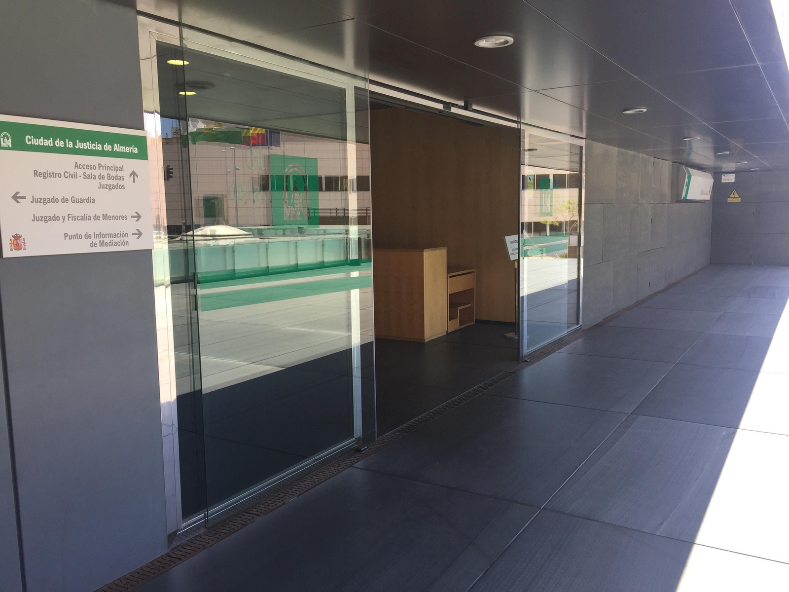 Entrada principal a la Ciudad de la Justicia de Almería