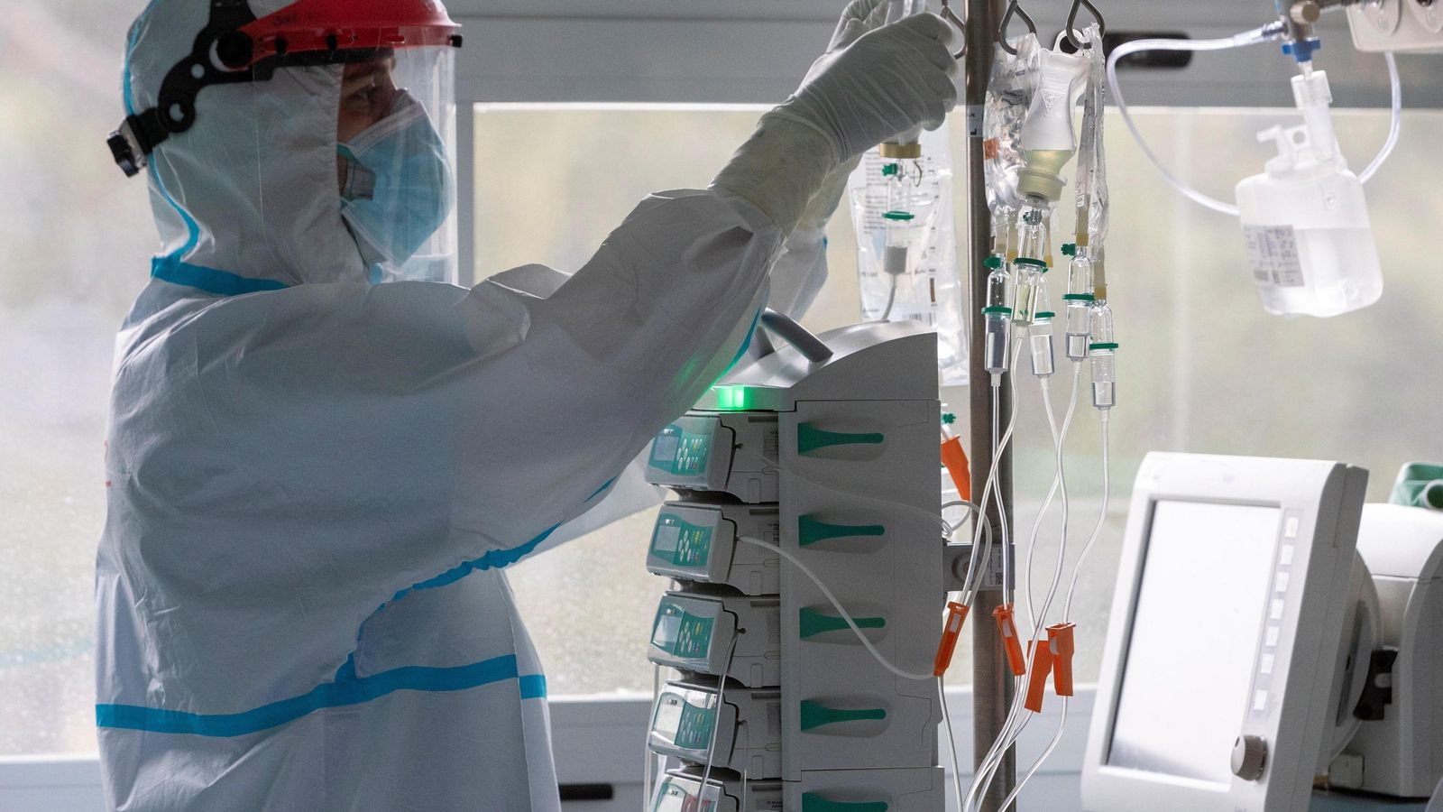 Personal sanitario trabaja en una Unidad de Cuidados Intensivos (UCI ) dedicada a pacientes Covid.