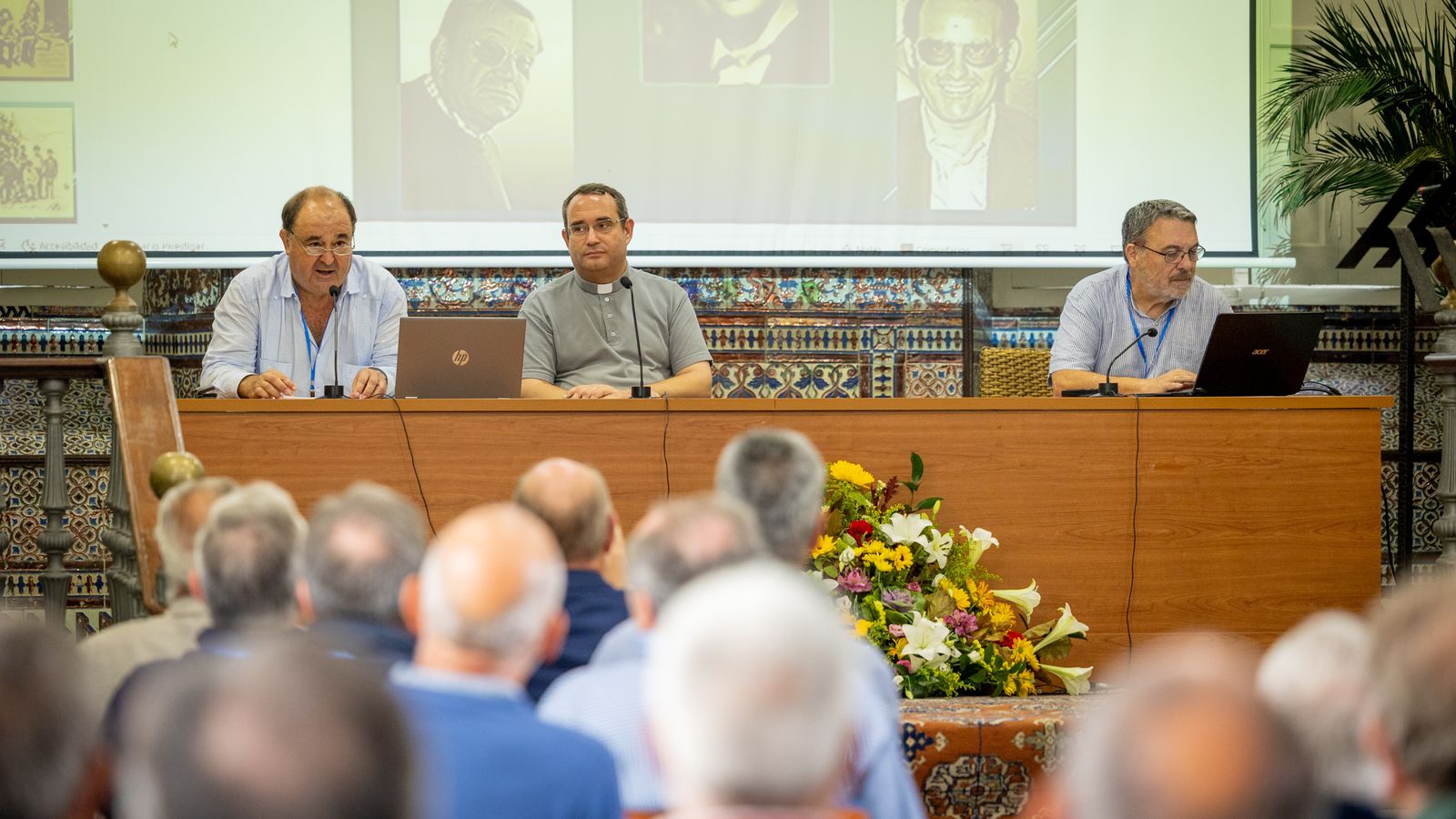 Sebastián Quintero, durante su intervención en el encuentro, junto al rector del Seminario, Ricardo Jiménez.