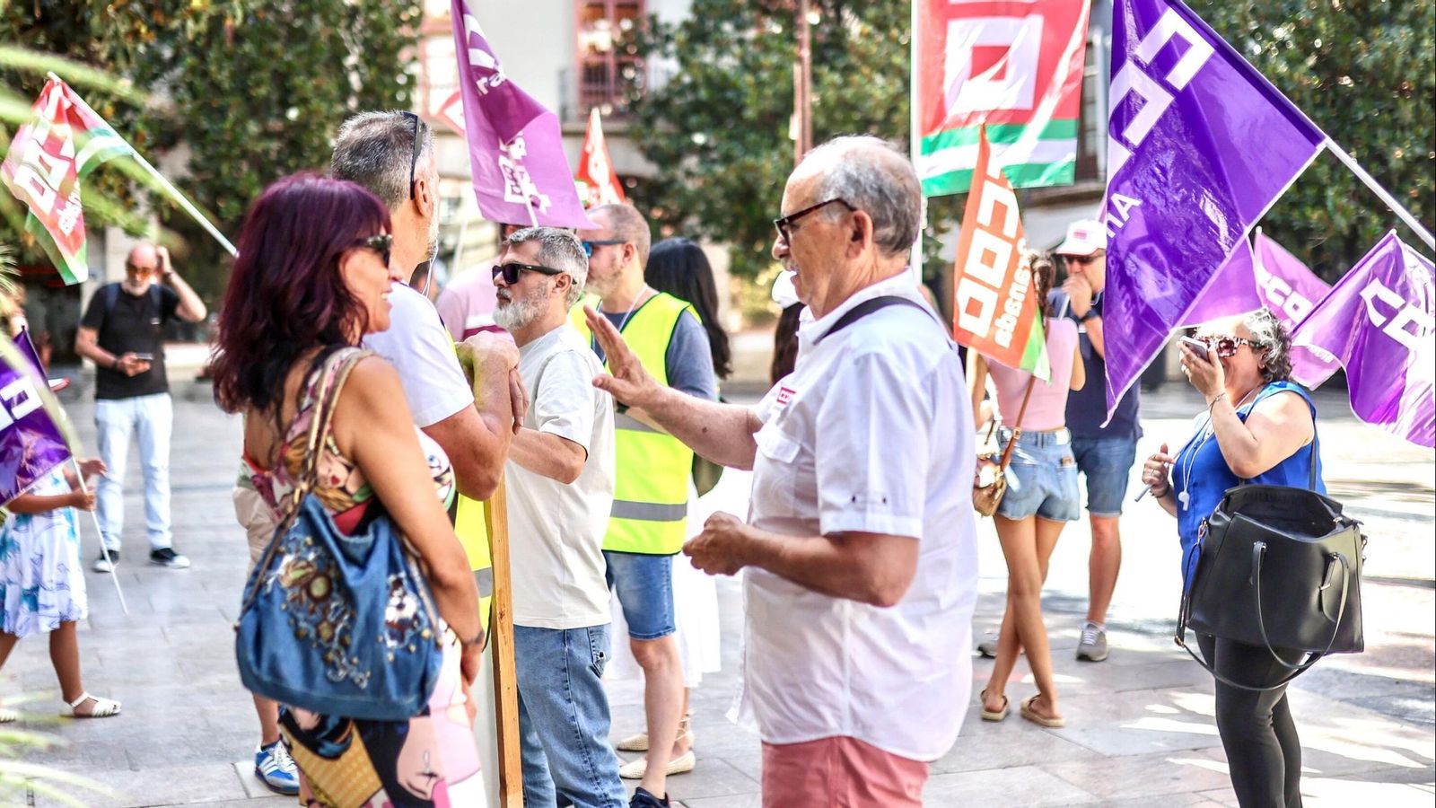 Concentración de conductores y conductoras con el apoyo de CCOO ante el consistorio granadino