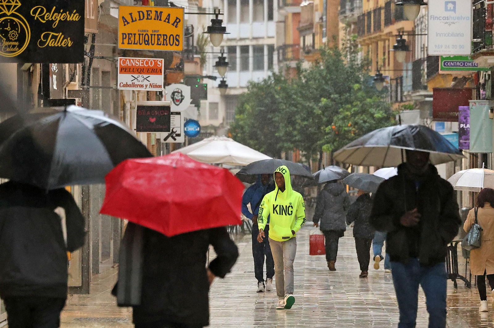 Imágenes de una mañana lluviosa en la capital