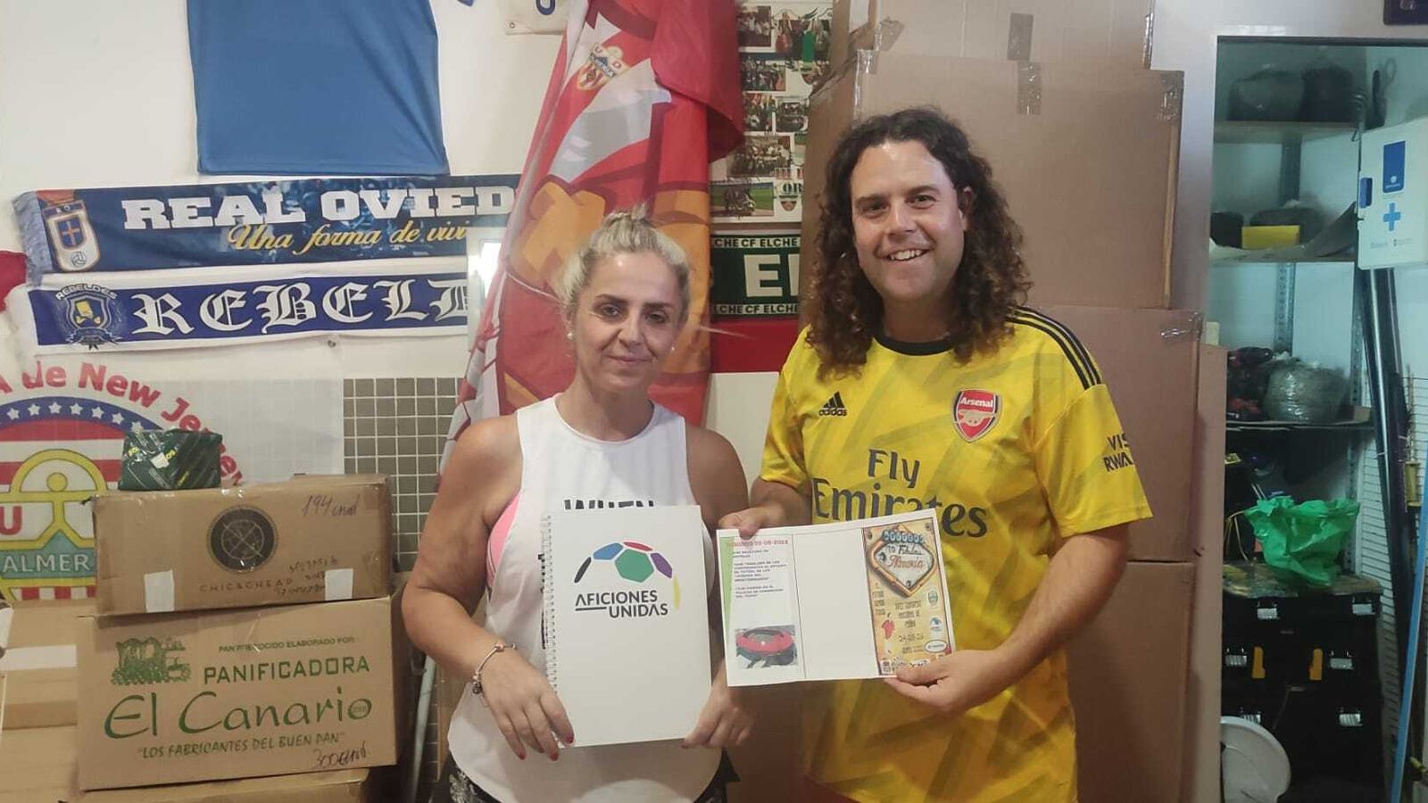 Mónica y el 'Birras', con los trípticos de Aficiones Unidas y del Congreso.