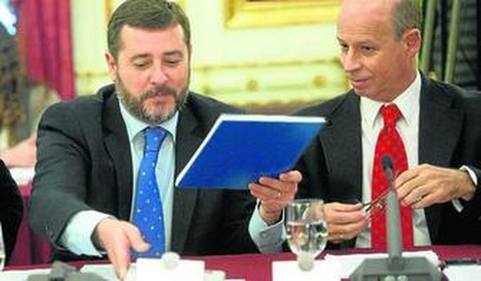 Alfonso Candón (PP), a la izquierda, en su último pleno como diputado provincial en Cádiz.