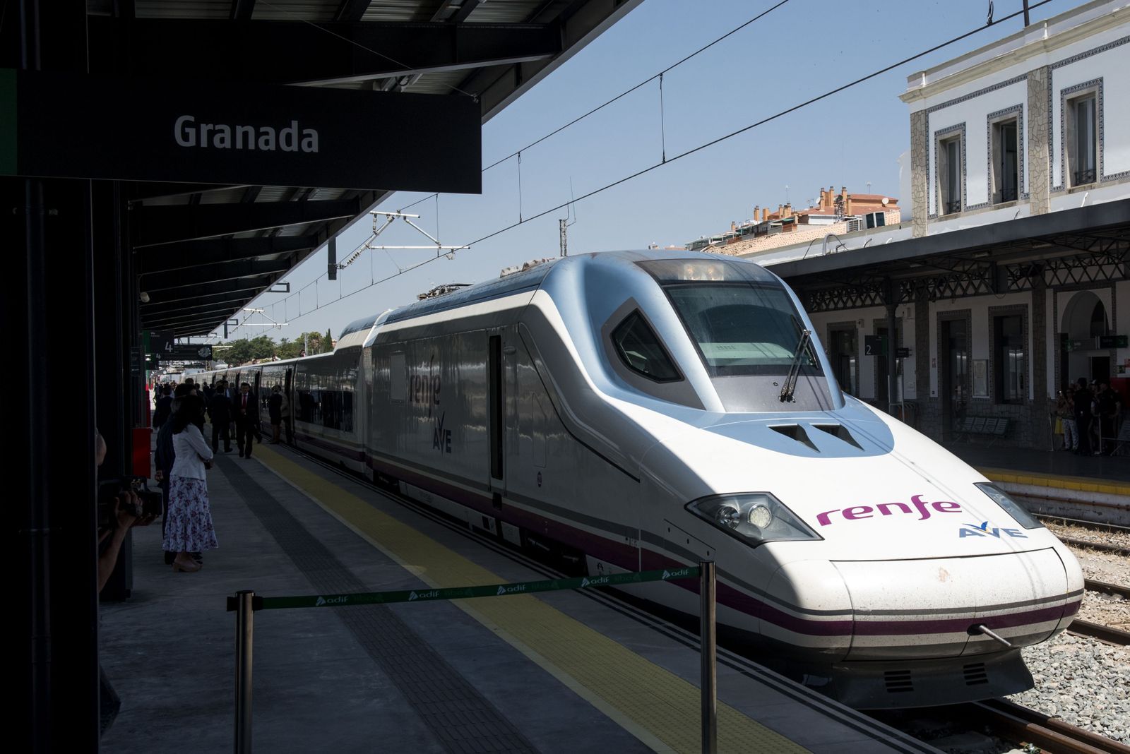 Un AVE en el andén de la estación de Granada