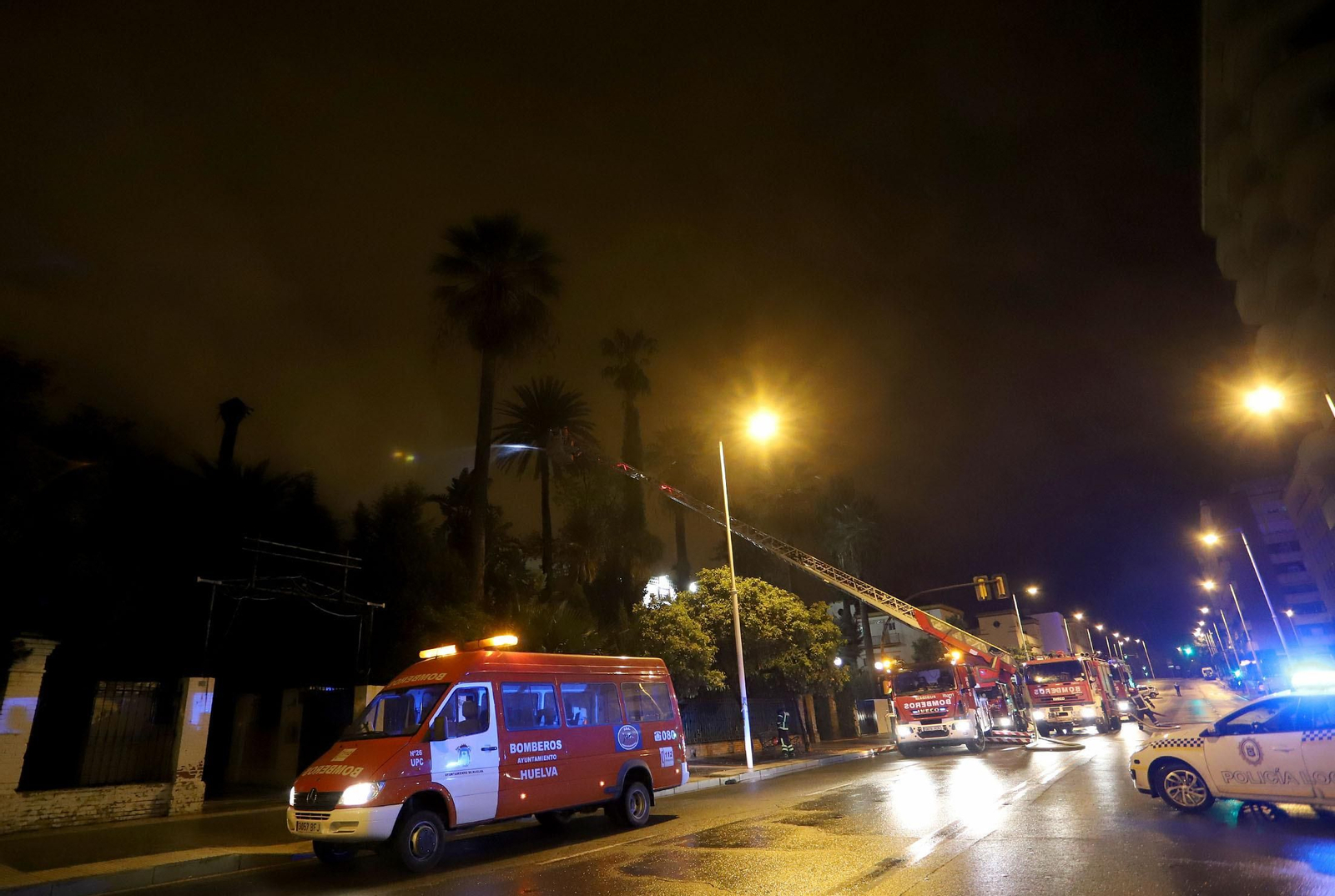 Imágenes del incendio del edificio de la Casona de Huelva en la Alameda