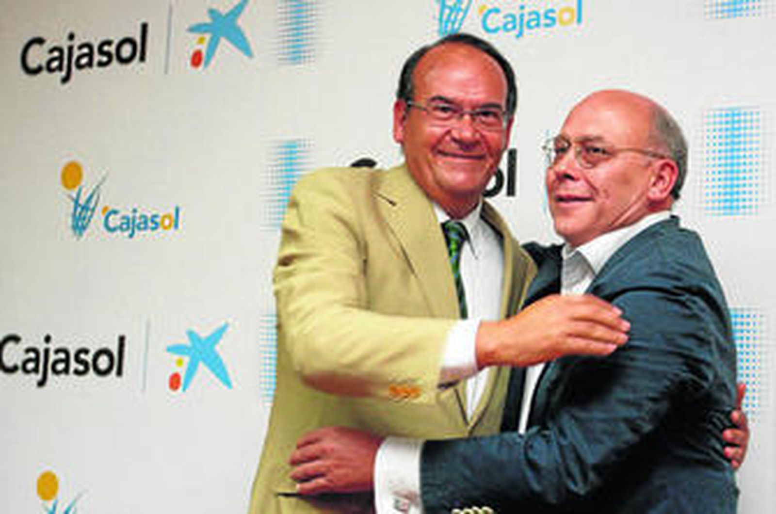 José Aguilar se abraza a Juan Carlos Ollero en el momento de anunciar el relevo presidencial del club.