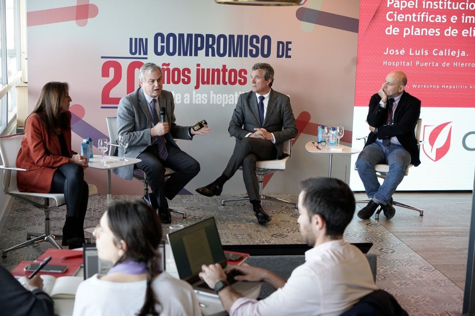 Desde la izquierda, Marta Velázquez (Gilead Sciences) y los doctores José Luis Calleja, Javier Crespo y Manuel Romero.