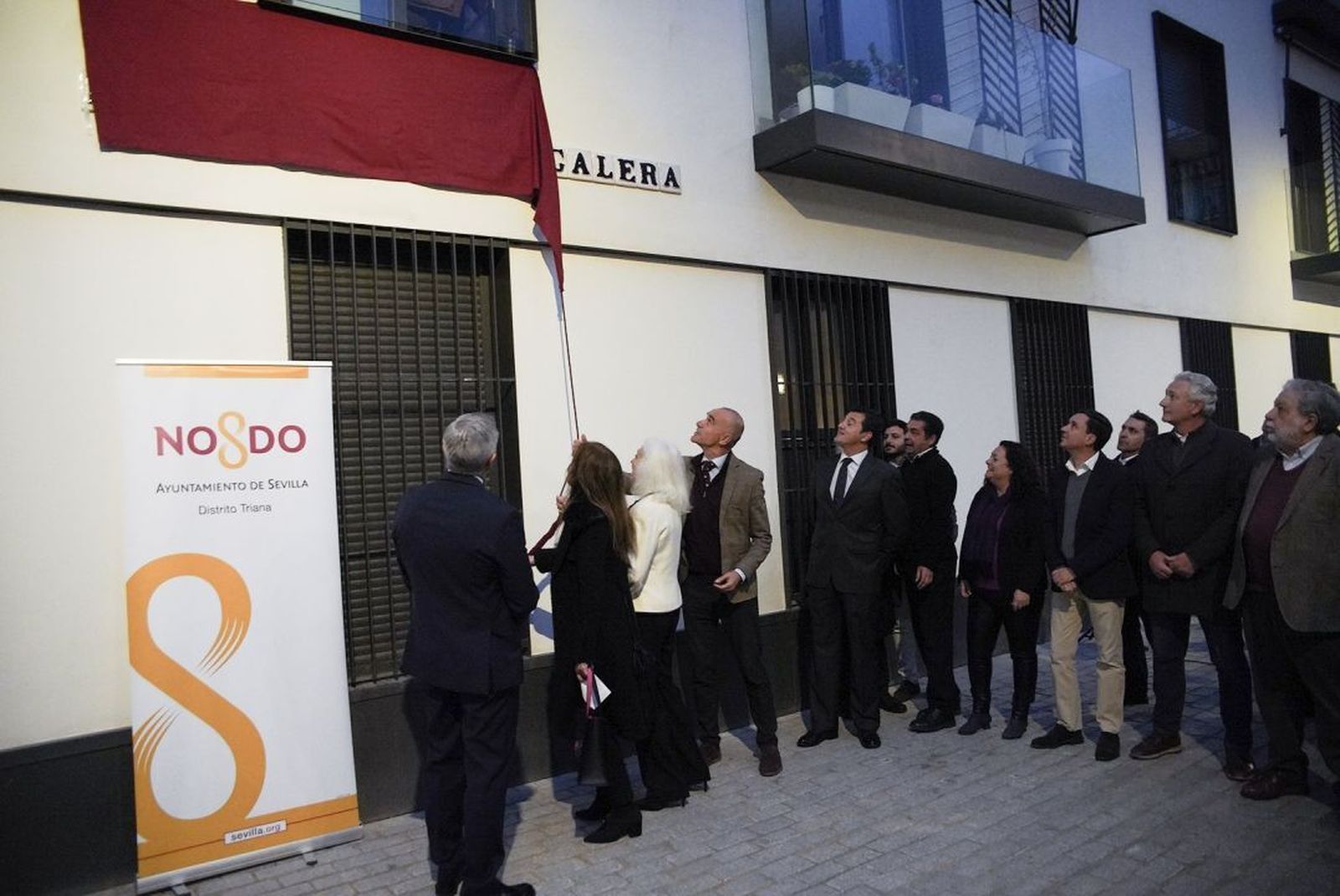 El alcalde, Antonio Muñoz, descubre la rotulación de la plaza Profesor de Hugo Galera.