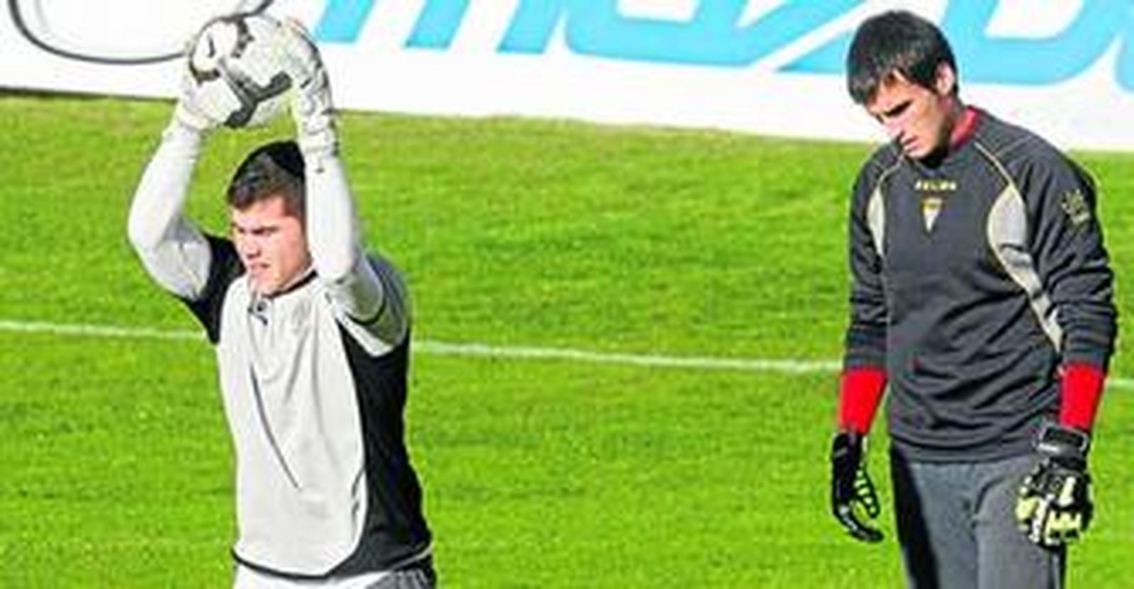 Dani Miguélez, agarrando un balón en un entrenamiento de esta temporada ante Álvaro Campos.