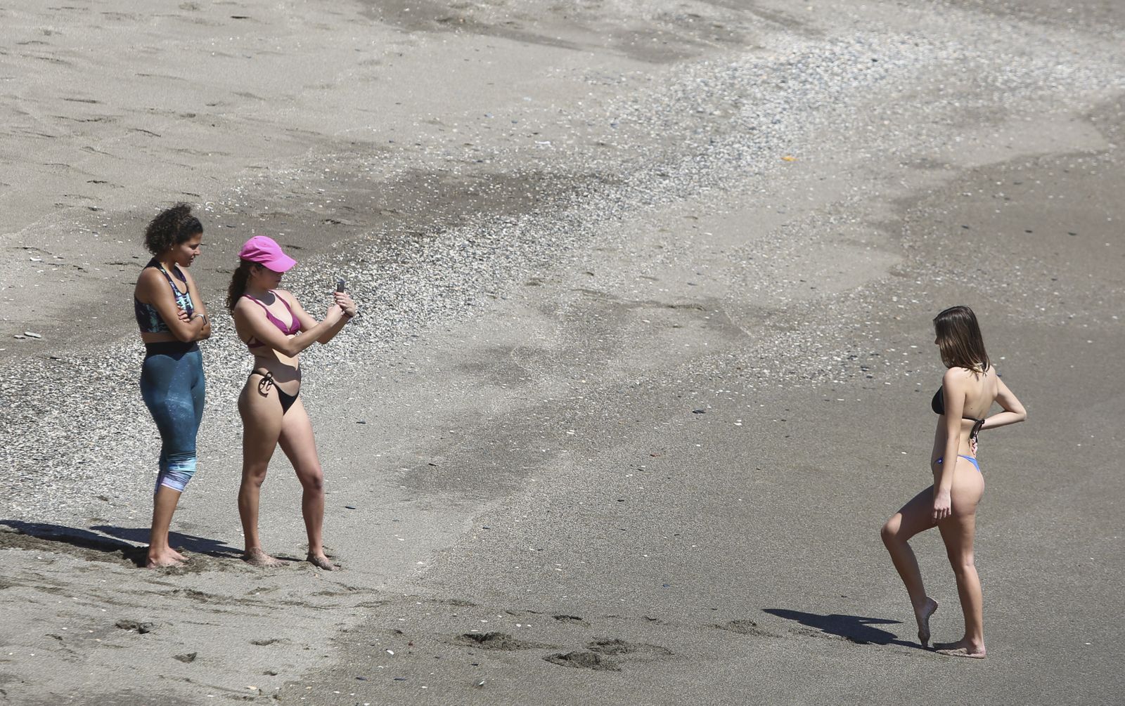Fotos de los arreglos en las playas de Málaga, que no impiden a los malagueños disfrutar del buen tiempo