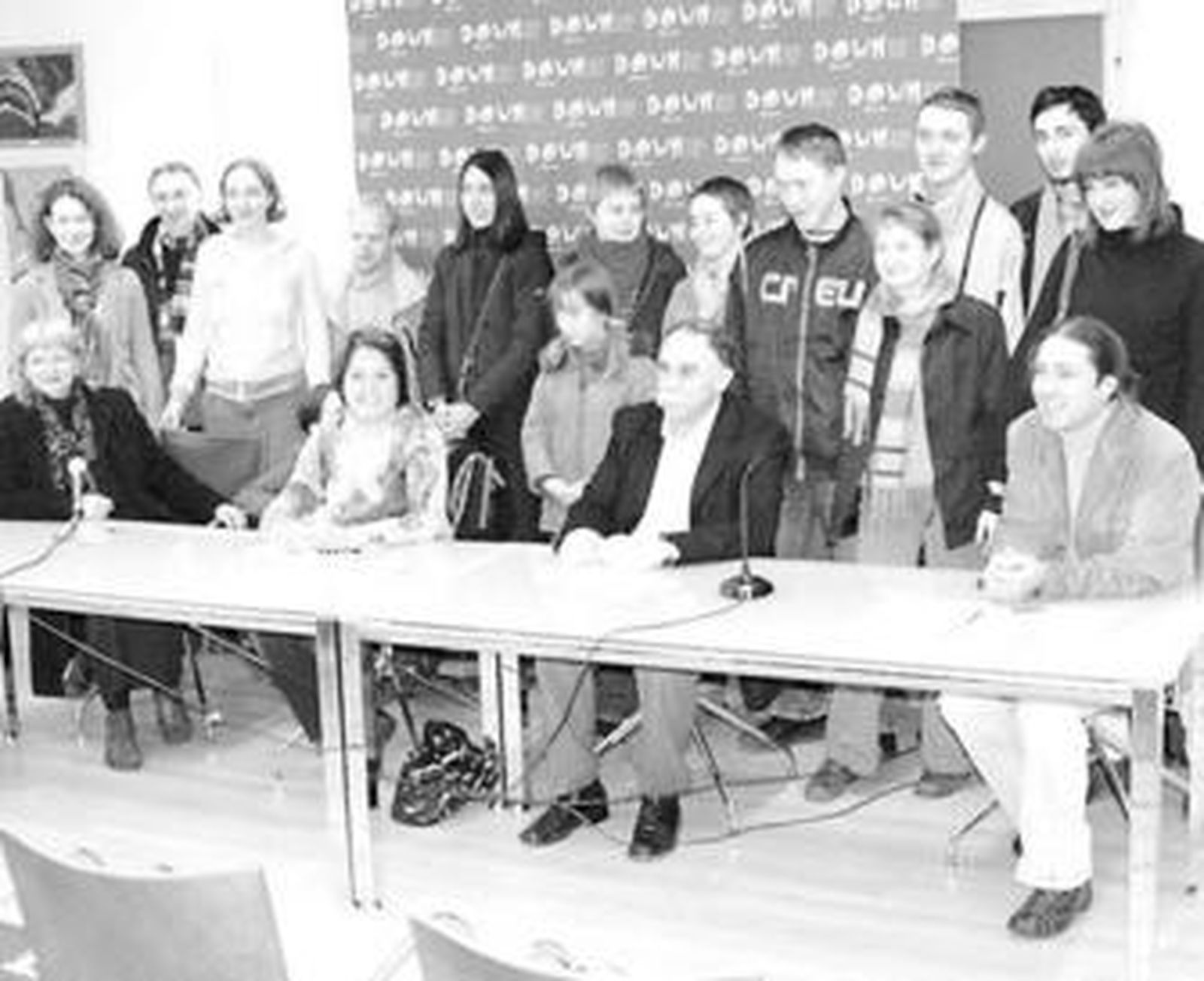 El delegado Luis López junto a los miembros de la Asociación Krug.