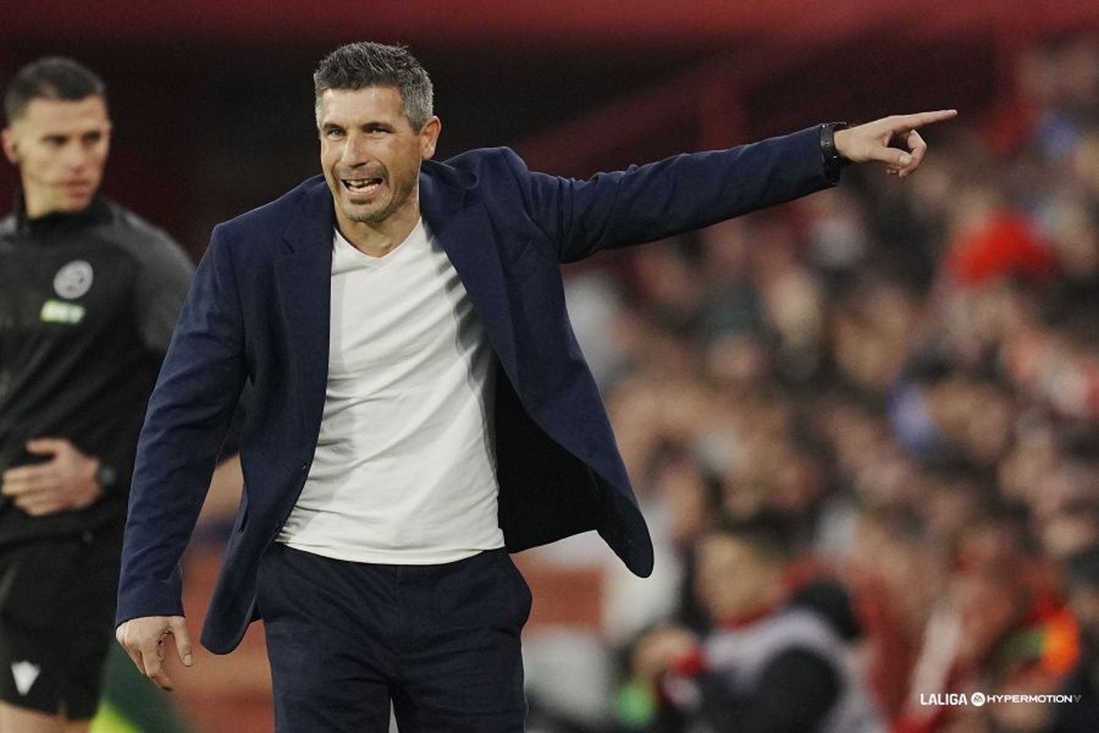 Funes dirigiendo a su equipo en Los Cármenes.