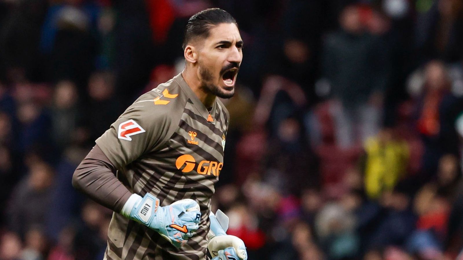 Álvaro Valles festeja el triunfo del Betis en el Metropolitano.