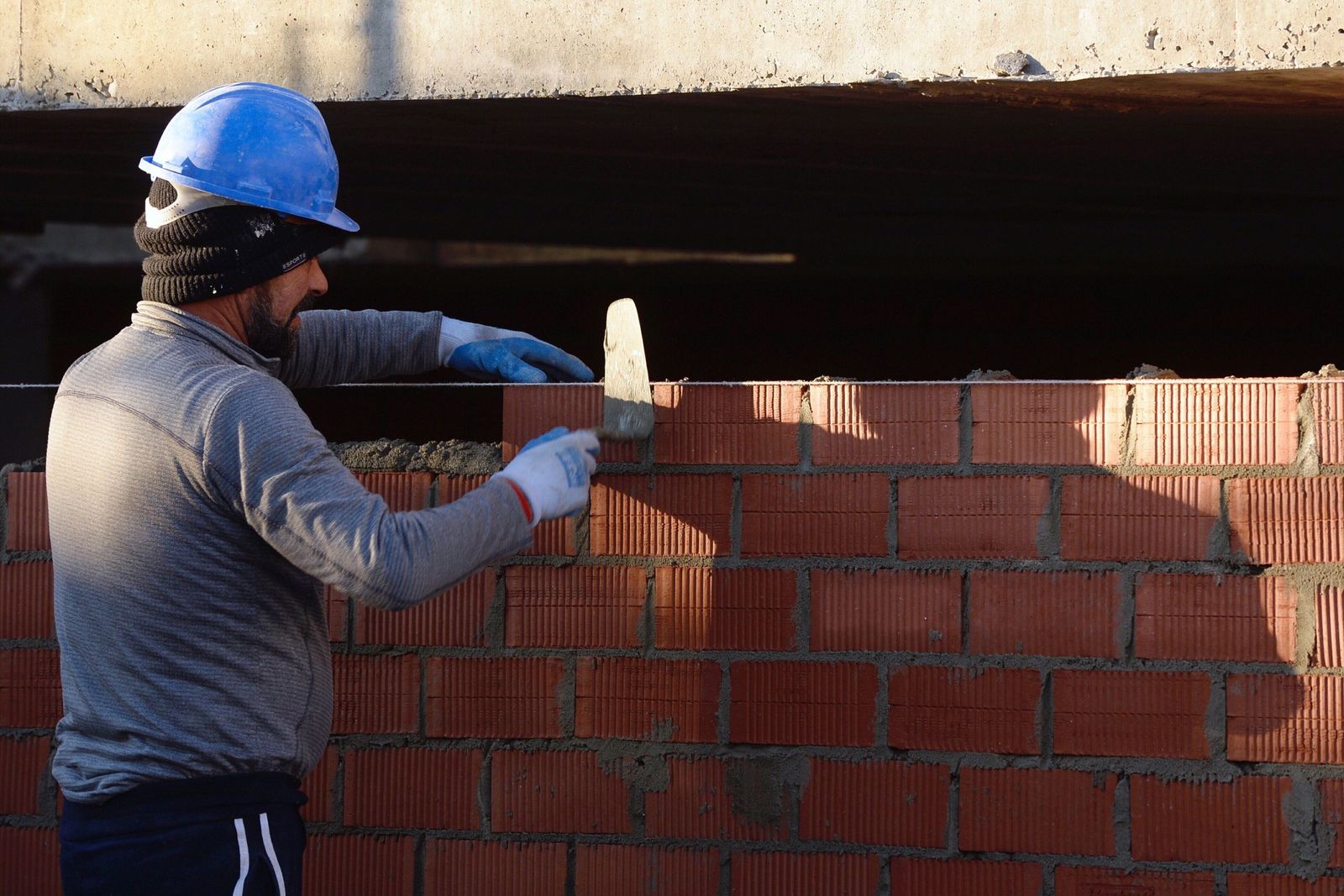 Un albañil  trabajando en una obra.