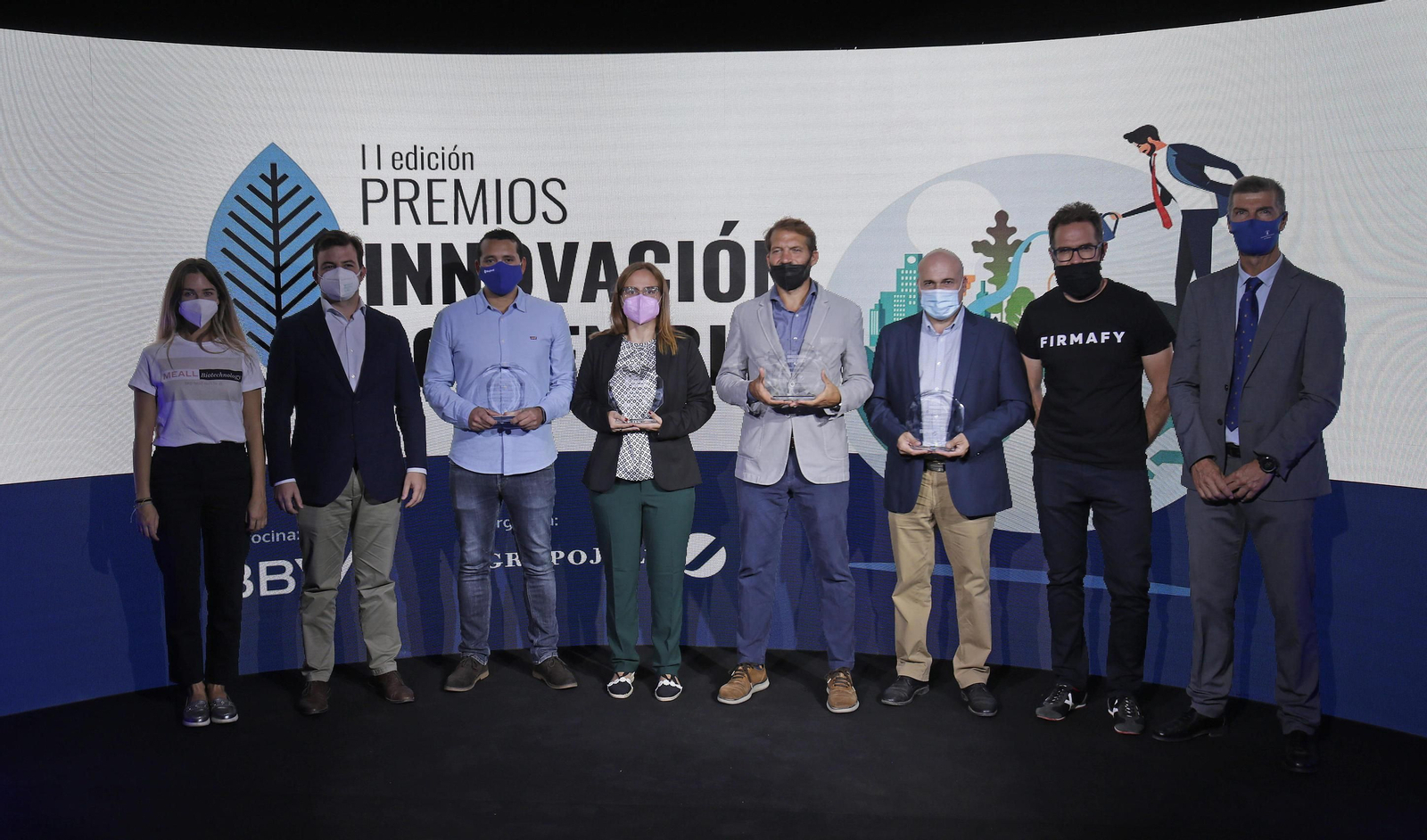 Los representantes de las ocho empresas finalistas posan juntos tras el fallo del jurado del que salieron los cuatro ganadores de esta segunda edición de los Premios Innovación Sostenible.