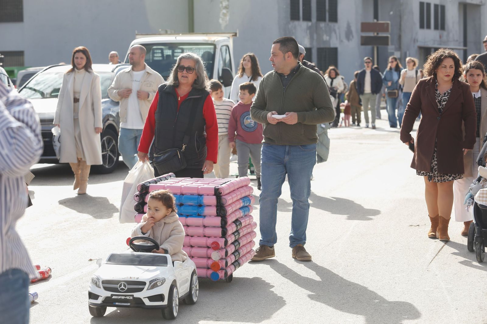Búscate en las fotos del arrastre de latas 2026 en Los Barrios