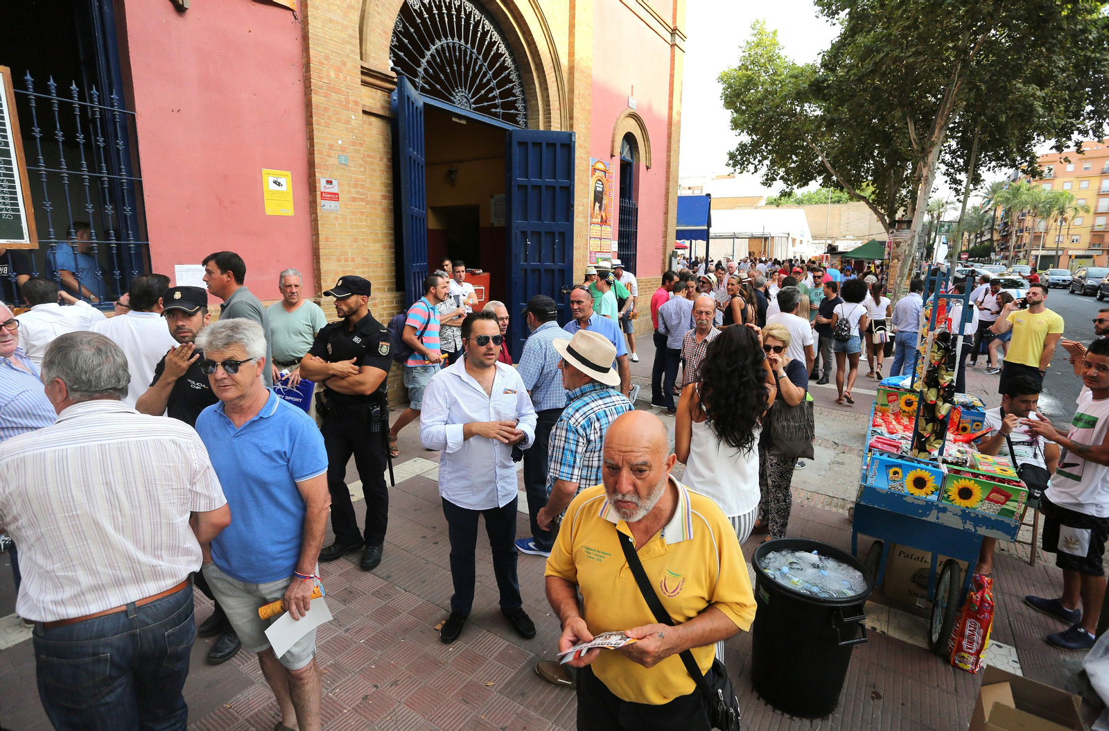 Ambiente en la Plaza de Toros de la Merced