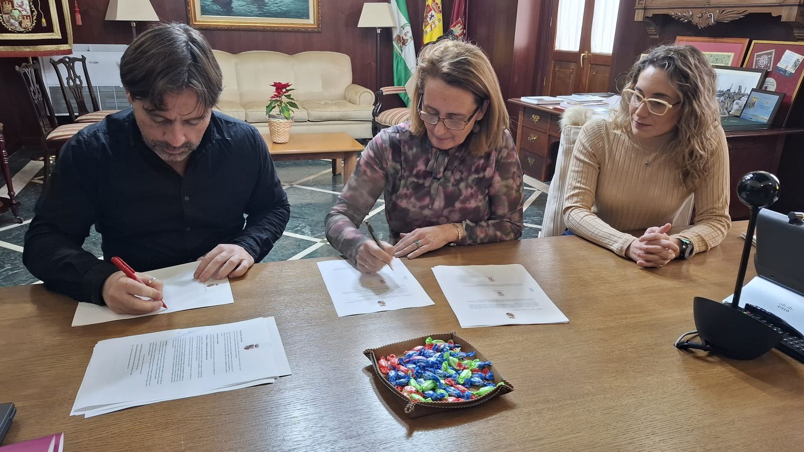 Diego Boza y Aurora Salvador firman en convenio, junto a la edil de derechos Sociales, Lorena Díaz