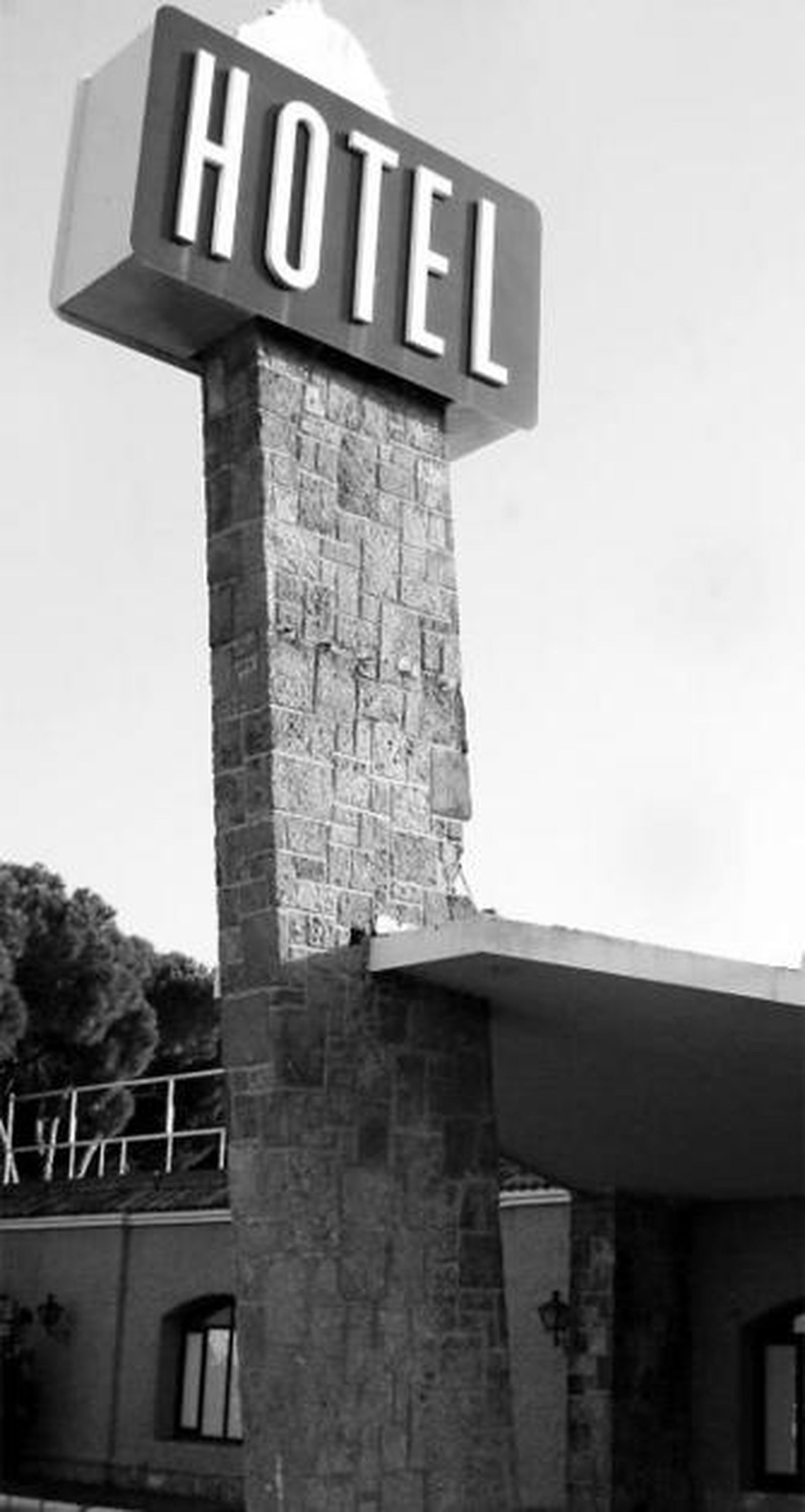 Exterior del antiguo hotel Caballo Blanco.