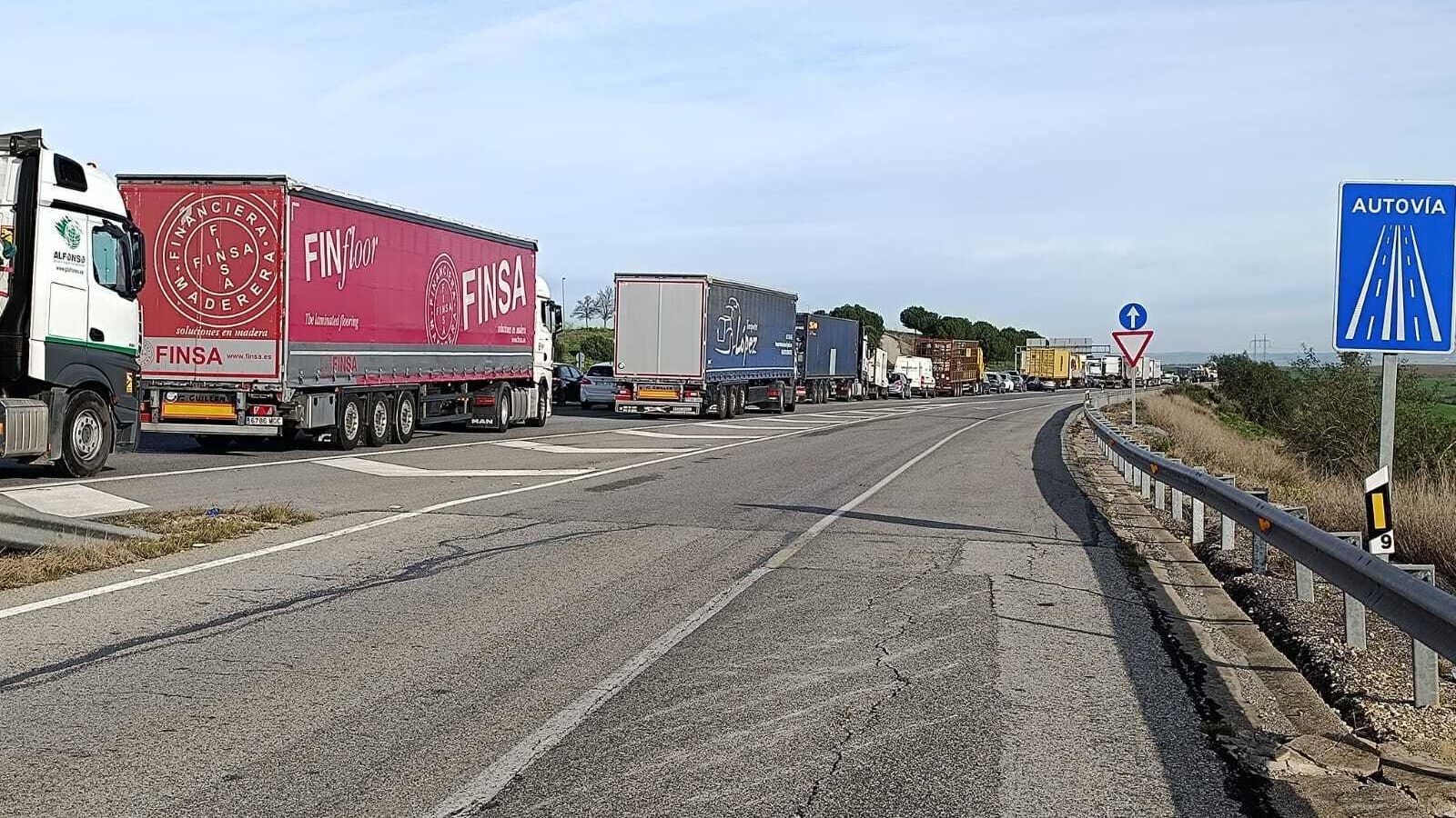 La retención en la A-66, en el término municipal de La Algaba.