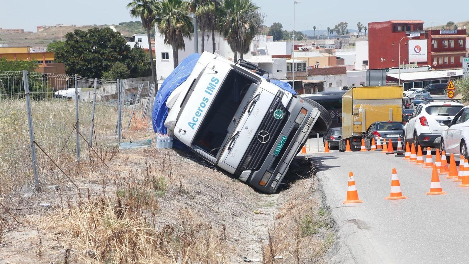 Un camión volcado obliga a cortar la carretera de Los Yankis en Algeciras en sentido a Getares.