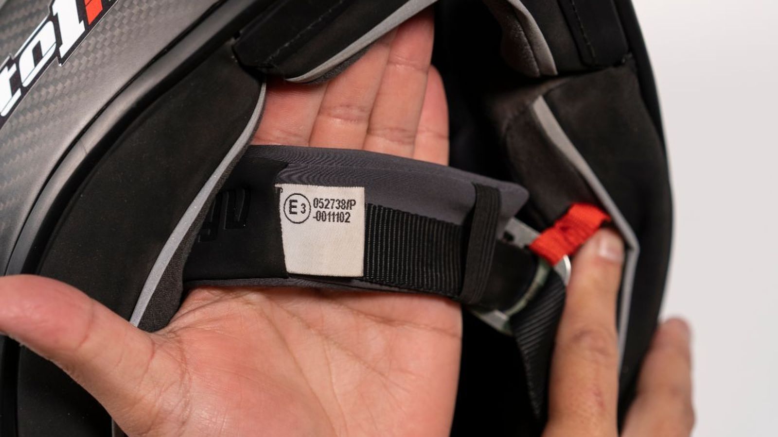 Esta etiqueta que indica la homologación europea del casco es clave para garantizar que ha pasado los controles que marca la ley.