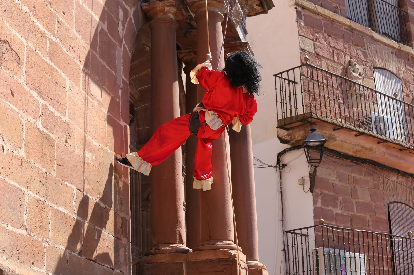 La suelta de la Diablilla en Montoro y sus tirones de pelo, en imágenes