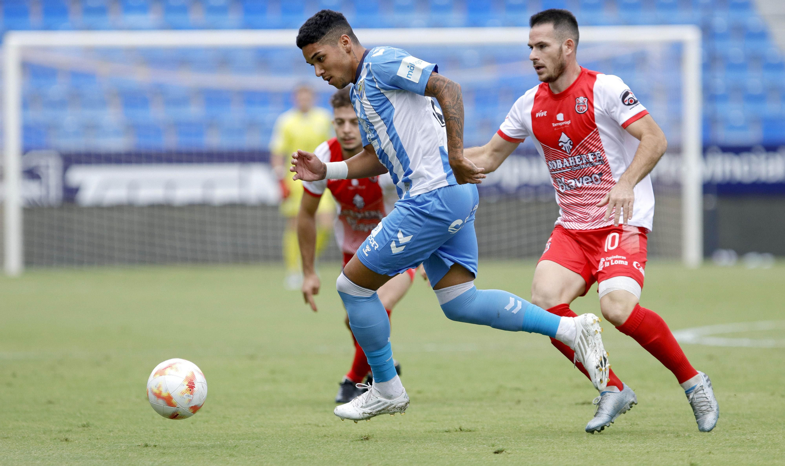 Loren conduce el balón.