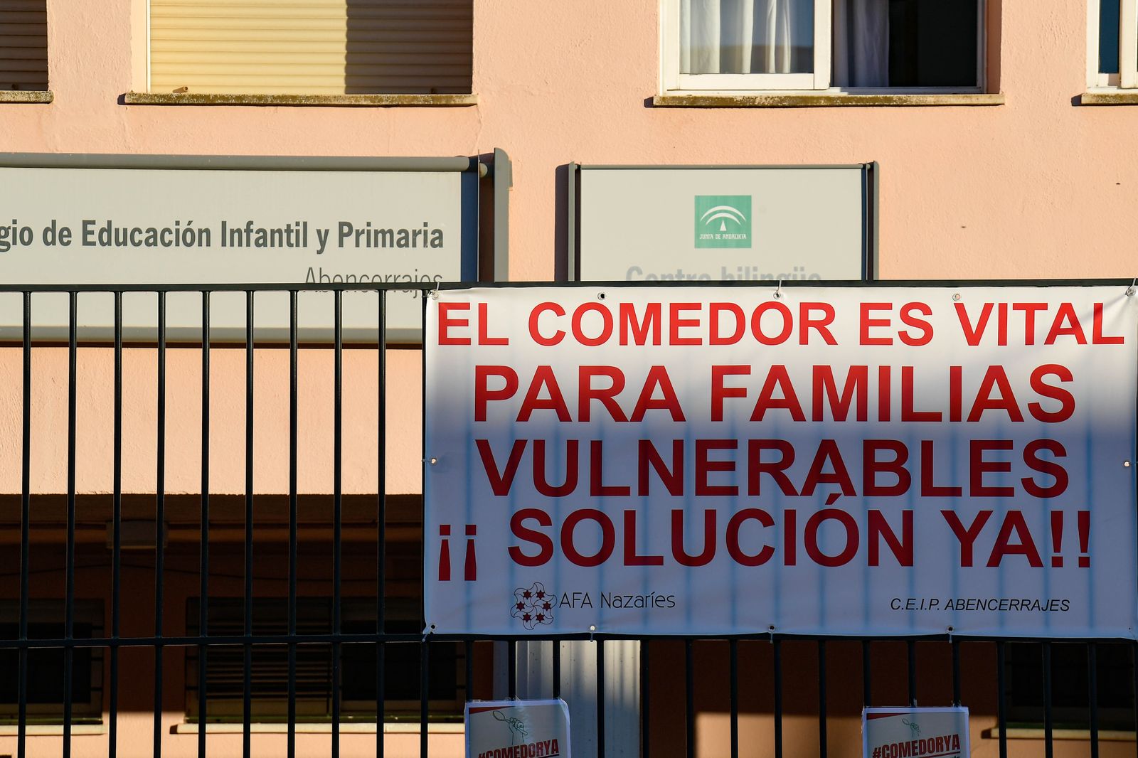 Cartel en la puerta del Abencerrajes, uno de los centros afectados.