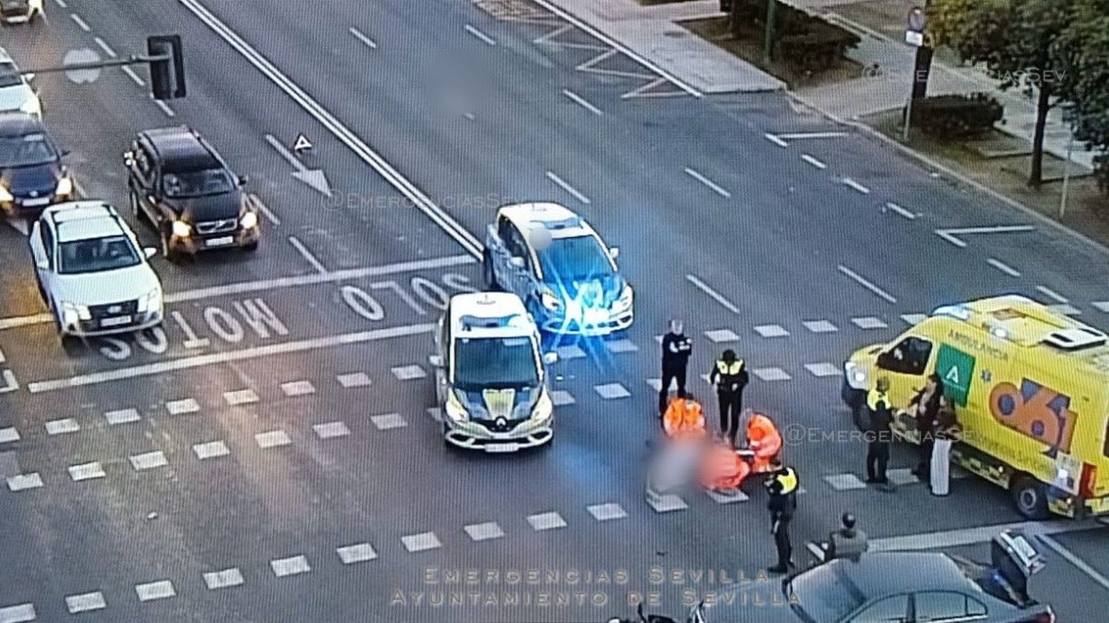 Los servicios sanitarios atienden al motorista tras el accidente.