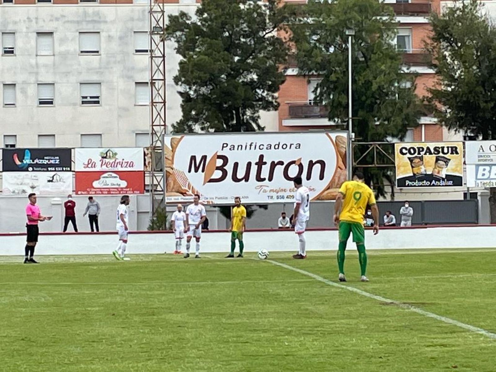 Saque de centro del Chiclana en el Municipal contra el Montilla.