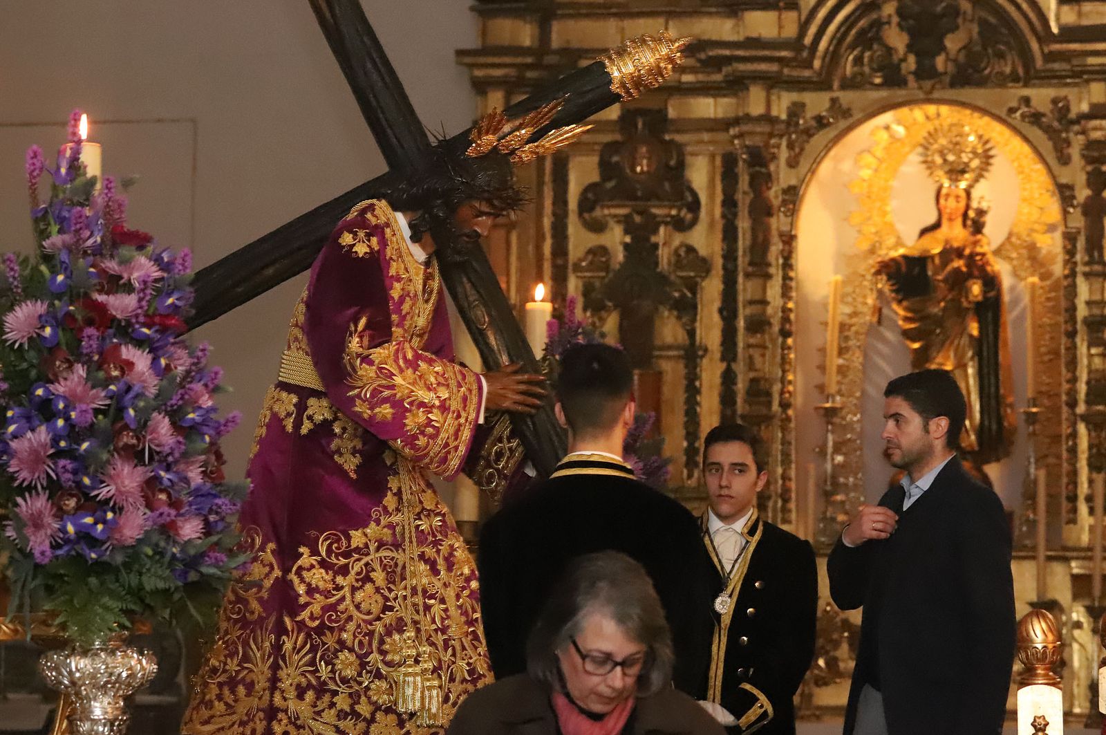 Imágenes de la bendición la la nueva túnica del Señor de Pasión y posterior besamanos